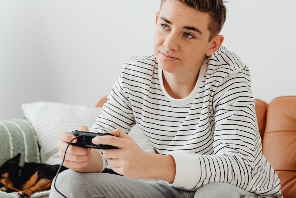 Gamer a gyermeked? Így előzd meg a mozgásszervi panaszokat! 3 gamer testtartas