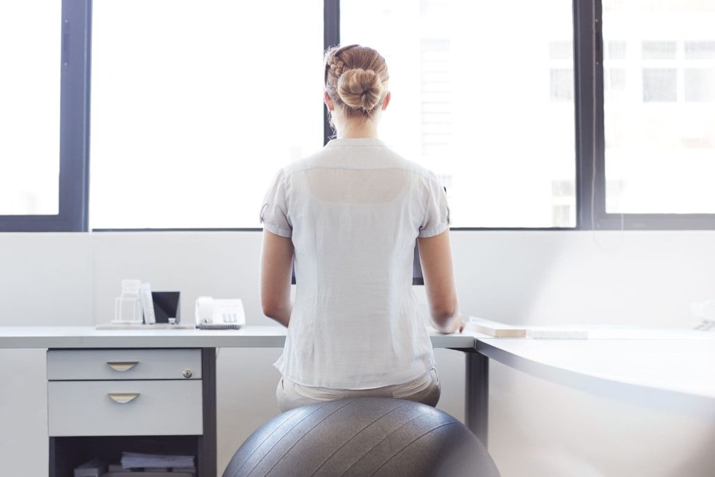 Gerincsérv, porckorongsérv (discus hernia) tünetei és kezelése 4 Helyes testtartás a munkahelyen