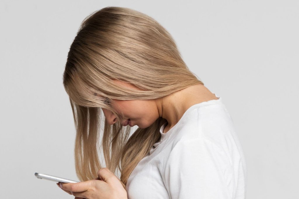 Tarkó fájdalom okai és kezelési módjai 1 Telefonhasználat rossz testtartásban