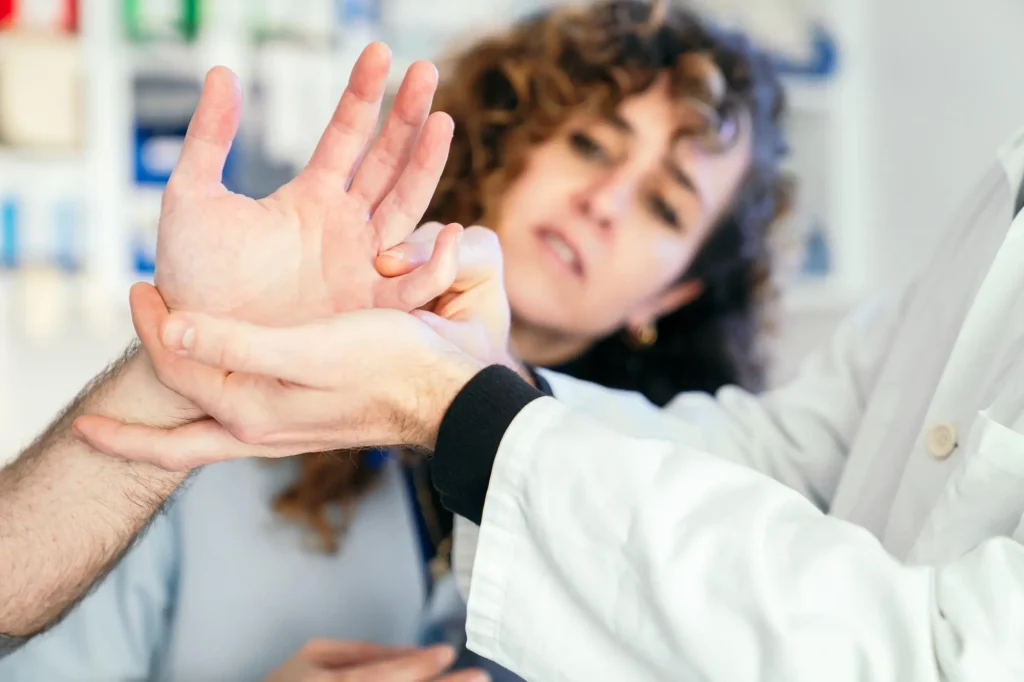 Melyek a pattanó ujj tünetei és bevált kezelési módjai? 3 pattano4